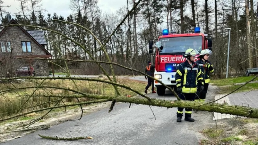Γερμανία: Ο τυφώνας «Γίτκα» χτυπά με καταιγίδες και ανέμους 140 χλμ. - Εκτροχιάστηκε τρένο στη Βεστφαλία