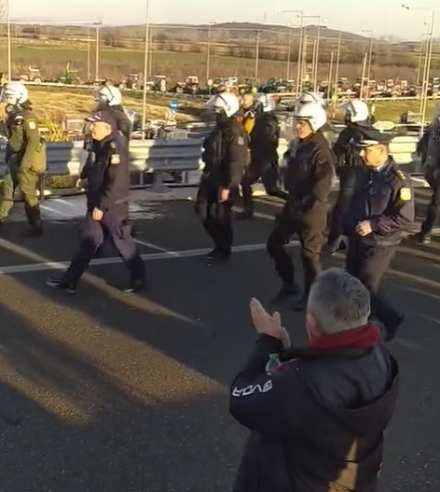 Επεισόδια αγροτών με την αστυνομία στην Καρδίτσα - Έπεσαν χημικά, τραυματίστηκε ένας αγρότης