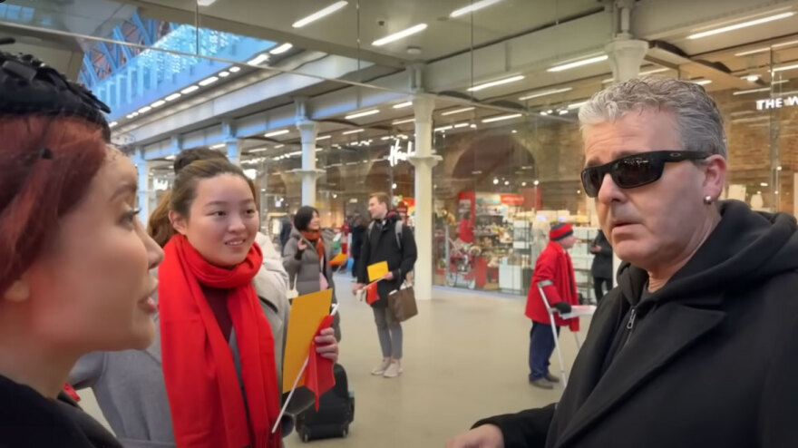 Λονδίνο: Κινέζοι έκοψαν το live streaming γνωστού πιανίστα στο μετρό, επειδή έδειξε τα πρόσωπά τους