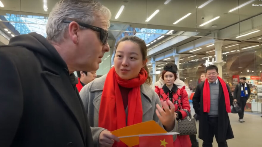 Λονδίνο: Κινέζοι έκοψαν το live streaming γνωστού πιανίστα στο μετρό, επειδή έδειξε τα πρόσωπά τους