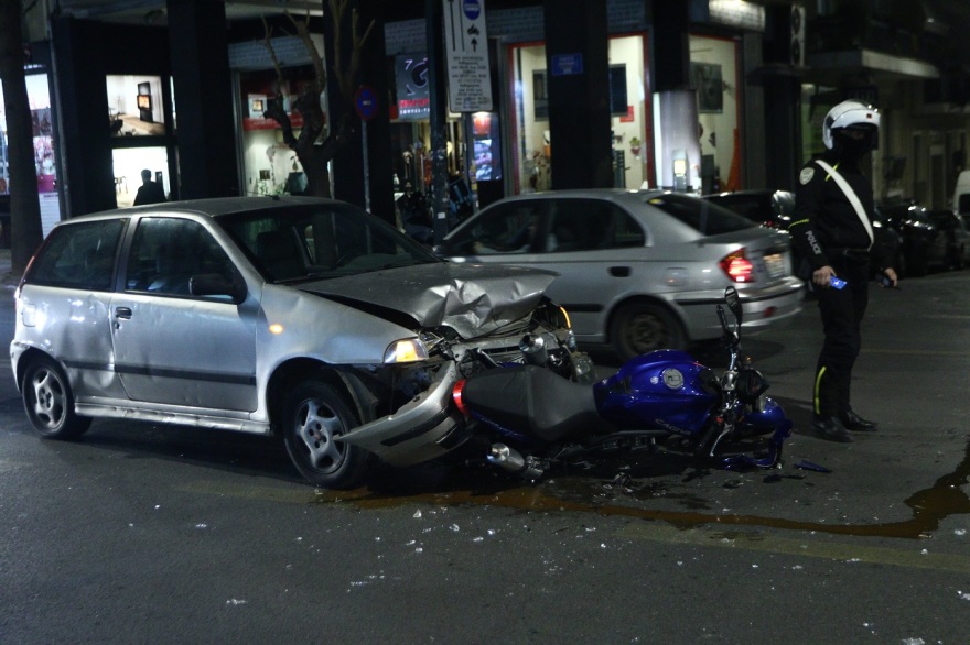Τροχαίο με έναν τραυματία στην Ομόνοια - Μεταφέρθηκε στο ΚΑΤ
