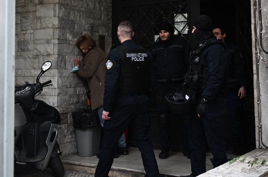 Ζωγράφου: Επεισόδια έξω από το αστυνομικό τμήμα κατά τη μεταφορά της Ιωάννας Κολοβού στην Ευελπίδων