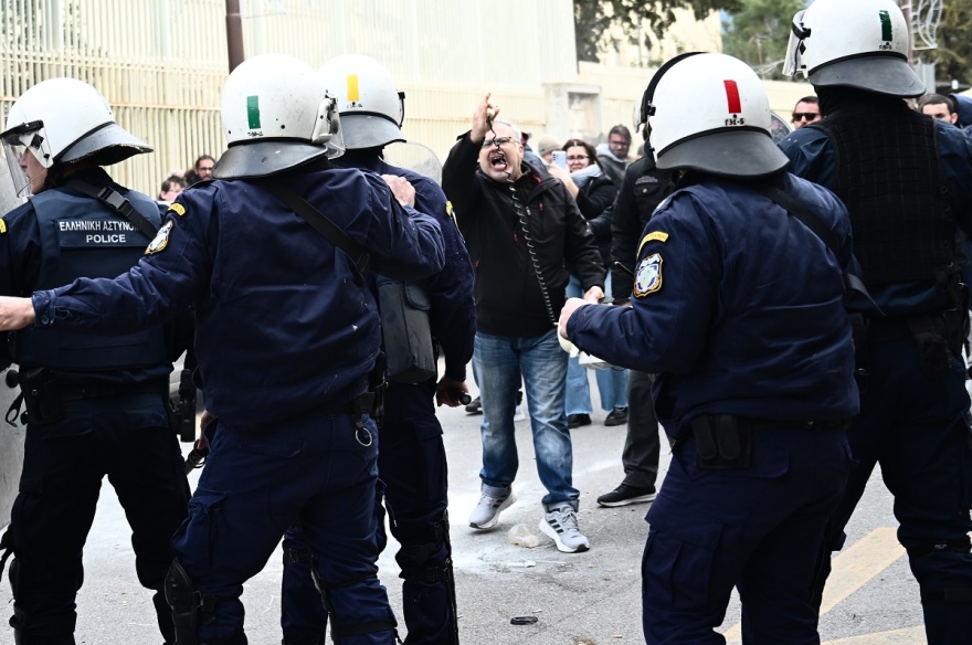 Ζωγράφου: Επεισόδια έξω από το αστυνομικό τμήμα κατά τη μεταφορά της Ιωάννας Κολοβού στην Ευελπίδων