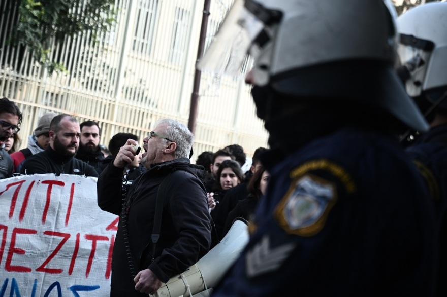 Ζωγράφου: Επεισόδια έξω από το αστυνομικό τμήμα κατά τη μεταφορά της Ιωάννας Κολοβού στην Ευελπίδων