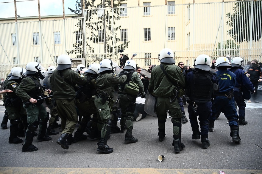 Ζωγράφου: Επεισόδια έξω από το αστυνομικό τμήμα κατά τη μεταφορά της Ιωάννας Κολοβού στην Ευελπίδων