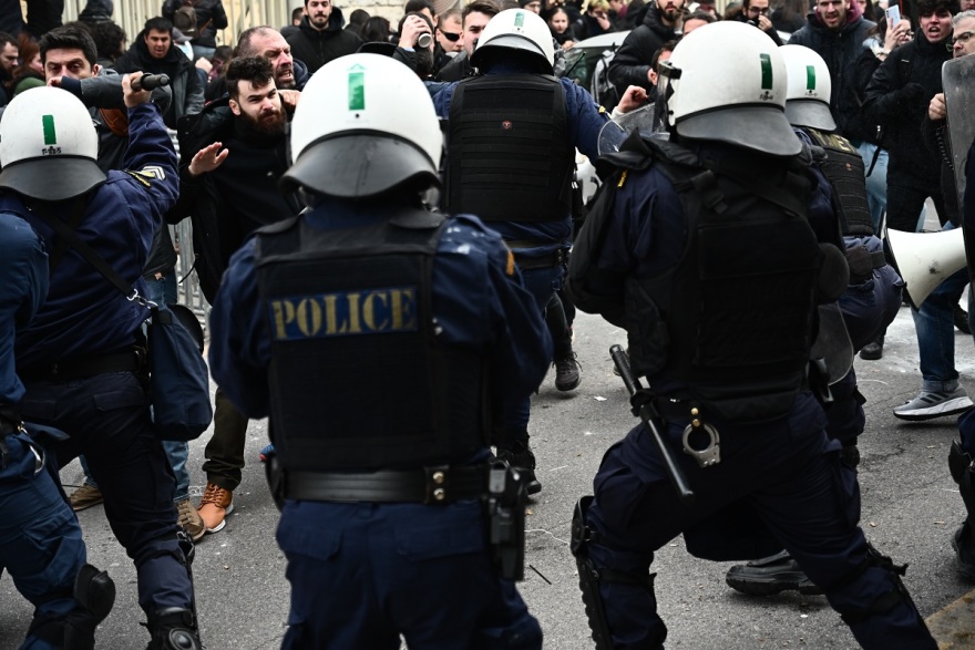 Ζωγράφου: Επεισόδια έξω από το αστυνομικό τμήμα κατά τη μεταφορά της Ιωάννας Κολοβού στην Ευελπίδων