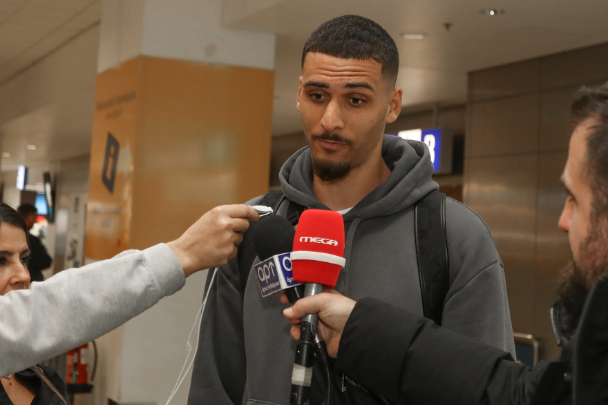 Ολυμπιακός: Έφτασε στην Ελλάδα ο Νταβίντ Κάρμο - «Ήθελα να έρθω να εκπροσωπήσω αυτή την ομάδα» - Βίντεο