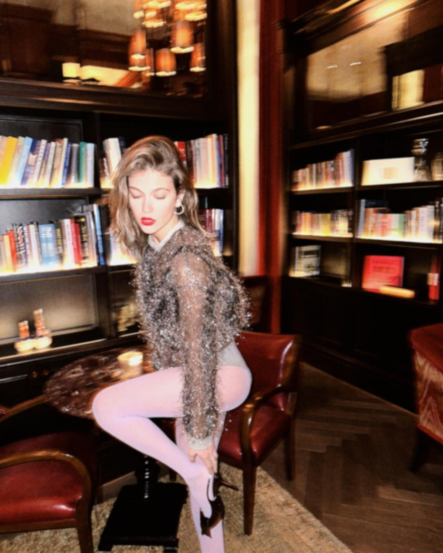 WSJ: Γιατί οι γυναίκες κυκλοφορούν τον φετινό χειμώνα χωρίς παντελόνια - Η νέα τάση που κάνει θραύση