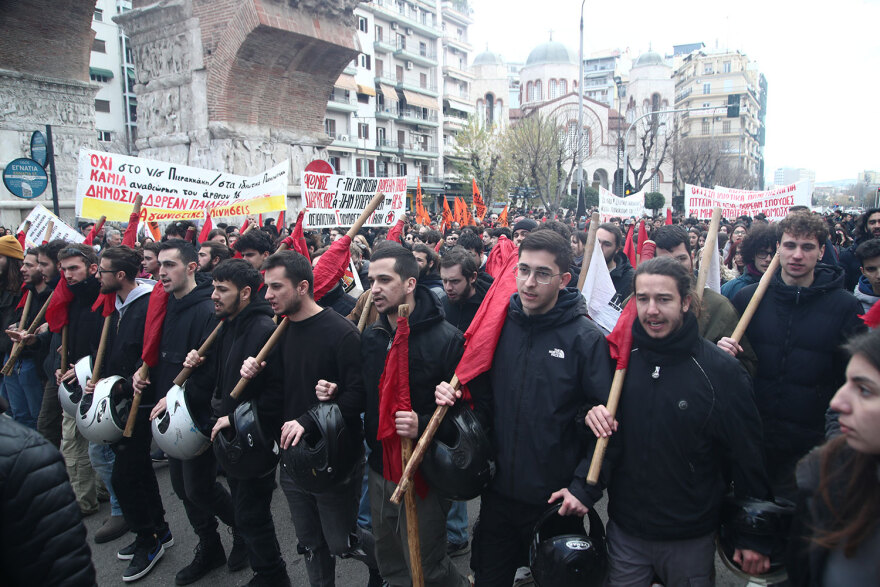 Πανεκπαιδευτικό συλλαλητήριο στην Αθήνα: Πορεία στη Βουλή έκαναν φοιτητές και εκπαιδευτικοί
