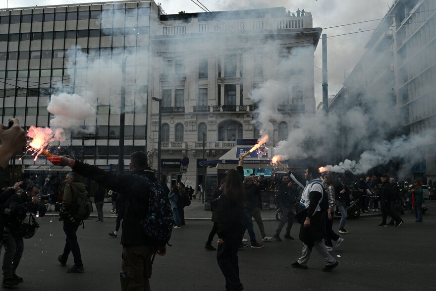 Πανεκπαιδευτικό συλλαλητήριο στην Αθήνα: Πορεία στη Βουλή έκαναν φοιτητές και εκπαιδευτικοί