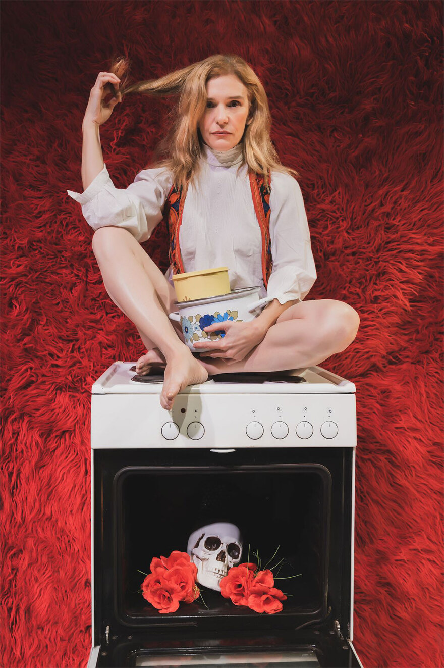 Ο άντρας μου, μια παράσταση βασισμένη στο ομώνυμο βιβλίο της Ρούμενα Μπουζάροφσκα