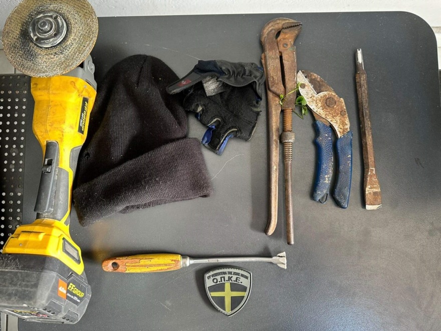 Νότια Αττική: Διαρρήκτης πιάστηκε στα πράσα από την ΟΠΚΕ - Κρύφτηκε σε σπίτι για να αποφύγει τη σύλληψη