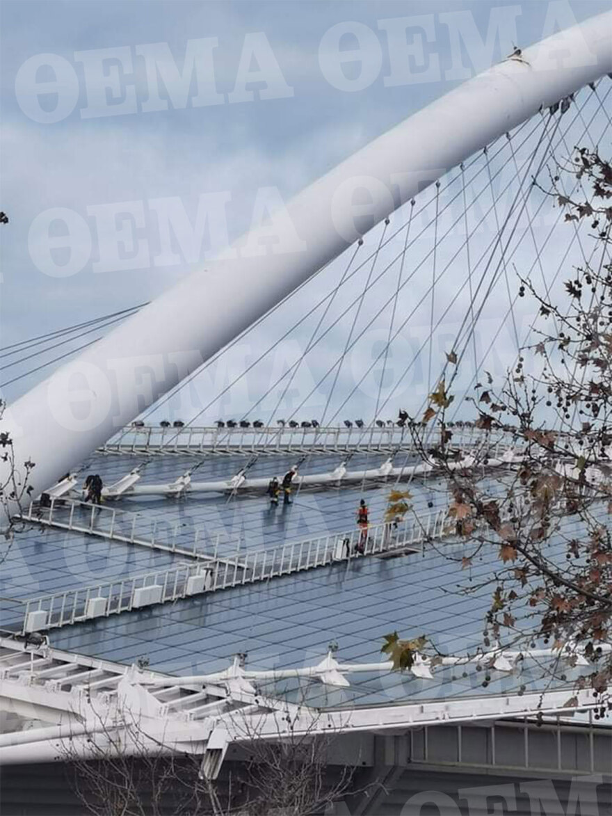 ΟΑΚΑ: Άρχισαν να ξηλώνουν πάνελ από το στέγαστρο Καλατράβα - Χαραμάδα ελπίδας για την συναυλία των Coldplay