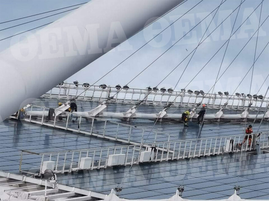 ΟΑΚΑ: Άρχισαν να ξηλώνουν πάνελ από το στέγαστρο Καλατράβα - Χαραμάδα ελπίδας για την συναυλία των Coldplay