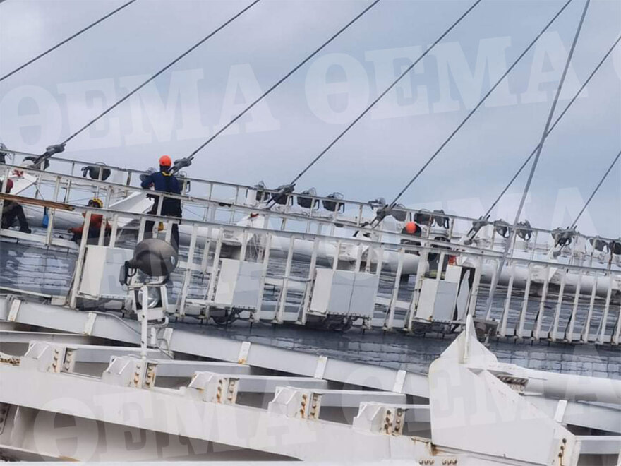 ΟΑΚΑ: Άρχισαν να ξηλώνουν πάνελ από το στέγαστρο Καλατράβα - Χαραμάδα ελπίδας για την συναυλία των Coldplay