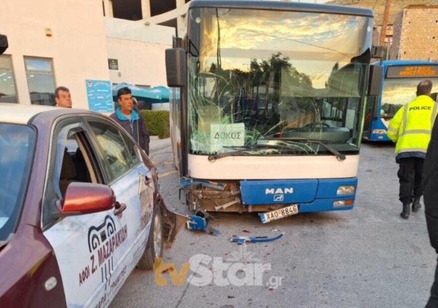Τροχαίο στη Χαλκίδα - Λεωφορείο έπεσε πάνω σε σταθμευμένα ταξί, δύο τραυματίες