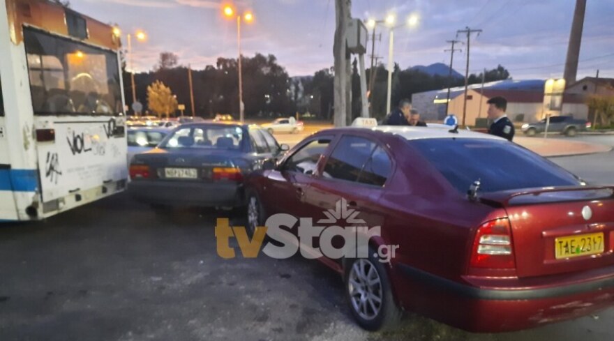 Τροχαίο στη Χαλκίδα - Λεωφορείο έπεσε πάνω σε σταθμευμένα ταξί, δύο τραυματίες