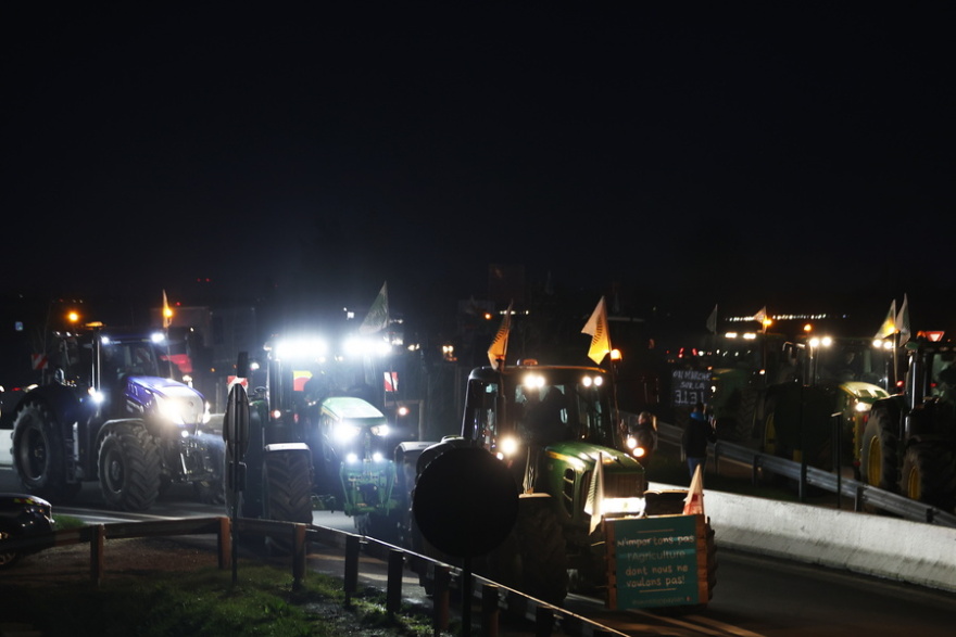 Οι Γάλλοι αγρότες απορρίπτουν το κυβερνητικό πακέτο και κλιμακώνουν τις κινητοποιήσεις