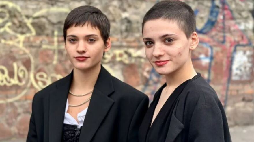 Γεωργία: Η απίστευτη ιστορία των διδύμων που χωρίστηκαν στη γέννα και βρέθηκαν μέσω TikTok