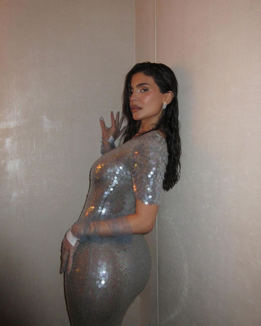 Κάιλι Τζένερ: Με φόρεμα-γοργόνα που διαγράφει τα πάντα η απάντησή της στα σχόλια για την αλλαγή στο πρόσωπό της