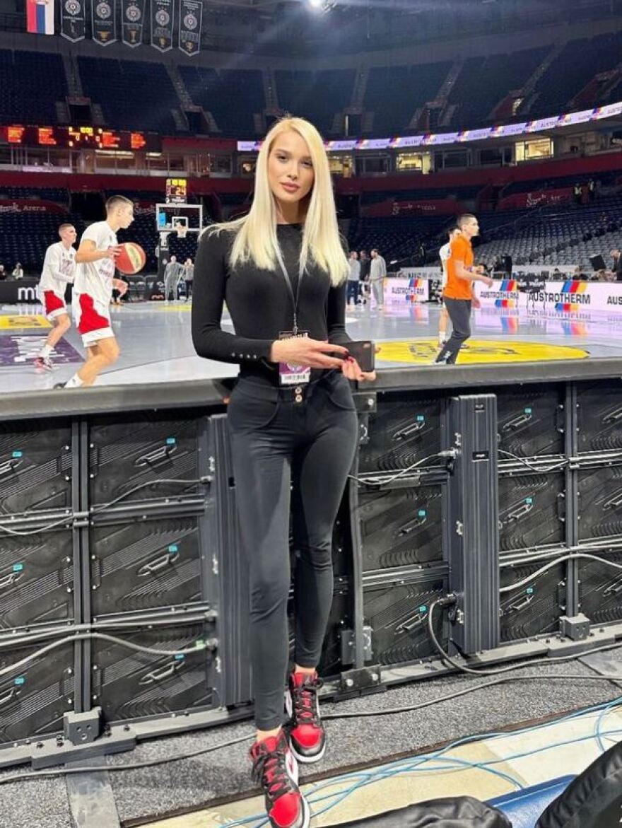 Κριστίνα Τόμιτς: Η καλλονή ρεπόρτερ από τη Σερβία που έκλεψε την παράσταση στο Μακάμπι-Παναθηναϊκός - Φωτογραφίες 