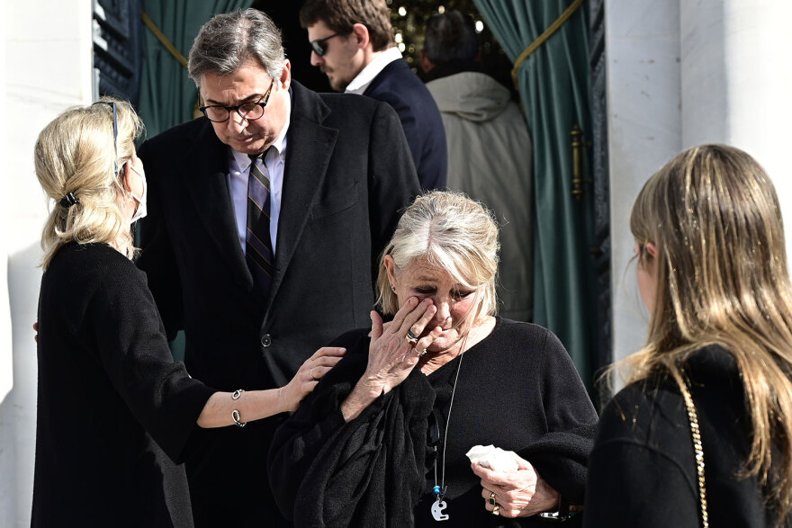 Αιμιλία Γερουλάνου: Συγκίνηση στην κηδεία της - Ανδρουλάκης, Νταλάρας, Παύλος, Άννα Μαρία και ποιοι άλλοι πήγαν