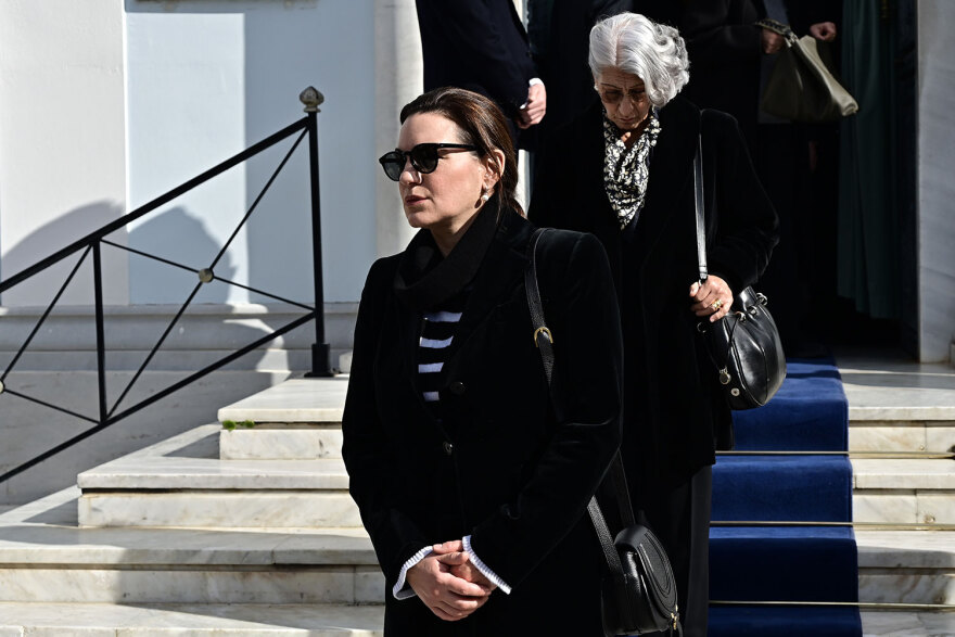 Αιμιλία Γερουλάνου: Συγκίνηση στην κηδεία της - Ανδρουλάκης, Νταλάρας, Παύλος, Άννα Μαρία και ποιοι άλλοι πήγαν