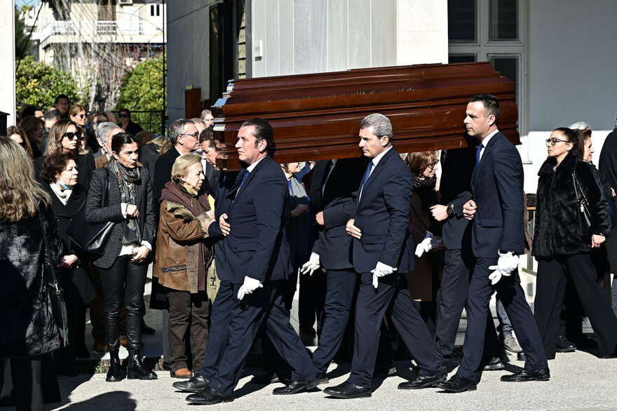 Αιμιλία Γερουλάνου: Συγκίνηση στην κηδεία της - Ανδρουλάκης, Νταλάρας, Παύλος, Άννα Μαρία και ποιοι άλλοι πήγαν