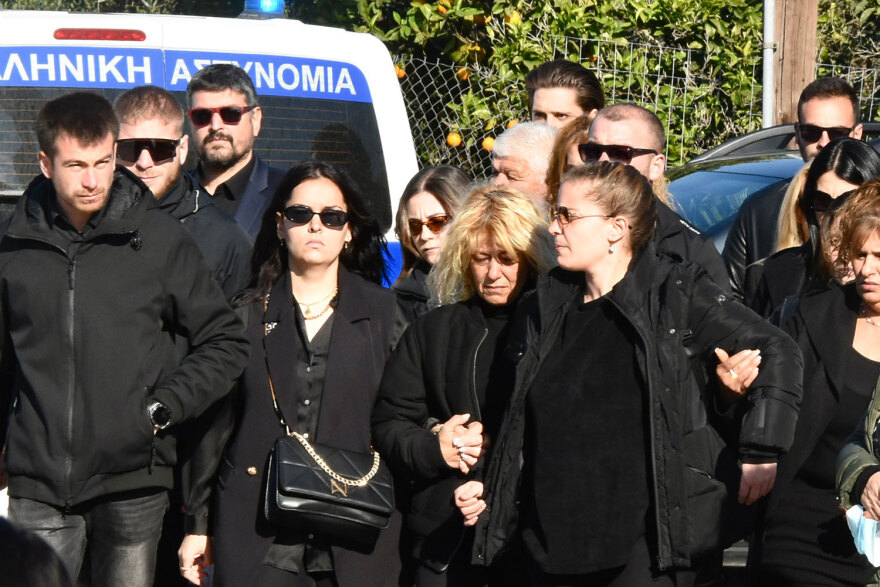 Μεσολόγγι: Σε κλίμα οδύνης η κηδεία του Μπάμπη - «Αχ παιδάκι μου», ο σπαραγμός της μητέρας