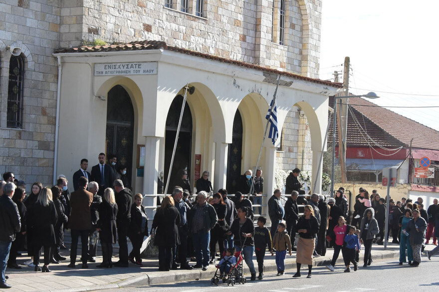 Μεσολόγγι: Σε κλίμα οδύνης η κηδεία του Μπάμπη - «Αχ παιδάκι μου», ο σπαραγμός της μητέρας
