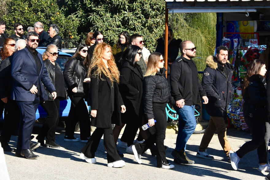 Μεσολόγγι: Σε κλίμα οδύνης η κηδεία του Μπάμπη - «Αχ παιδάκι μου», ο σπαραγμός της μητέρας