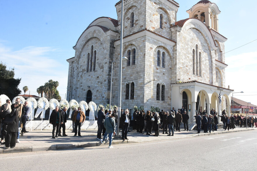 Μεσολόγγι: Σε κλίμα οδύνης η κηδεία του Μπάμπη - «Αχ παιδάκι μου», ο σπαραγμός της μητέρας