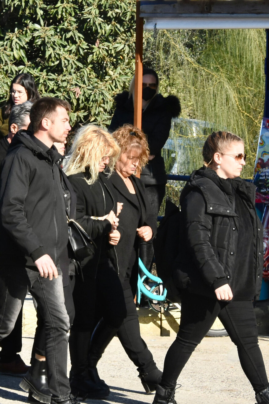 Μεσολόγγι: Σε κλίμα οδύνης η κηδεία του Μπάμπη - «Αχ παιδάκι μου», ο σπαραγμός της μητέρας