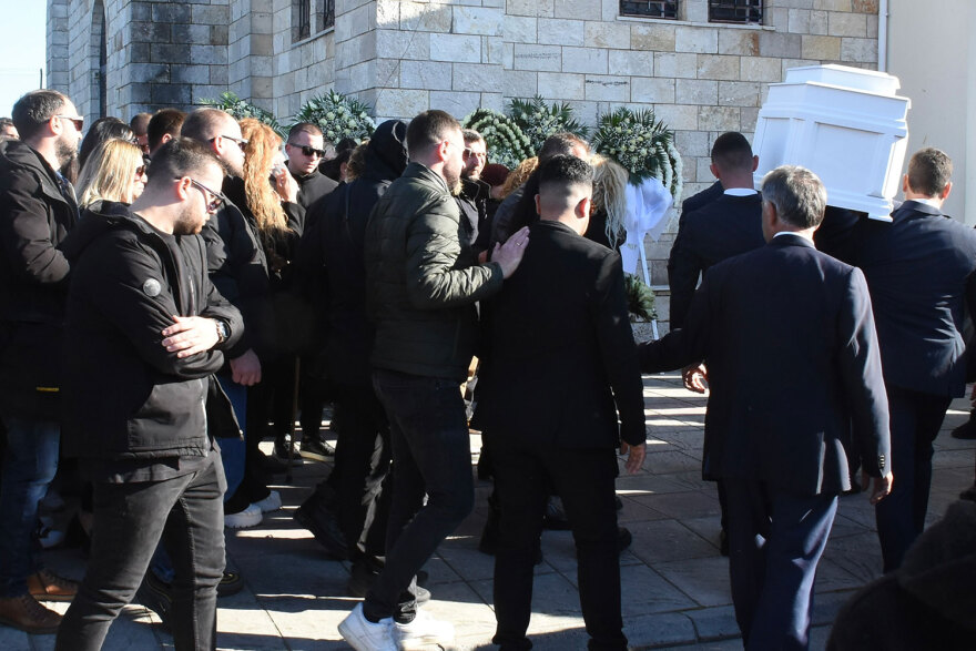 Μεσολόγγι: Σε κλίμα οδύνης η κηδεία του Μπάμπη - «Αχ παιδάκι μου», ο σπαραγμός της μητέρας