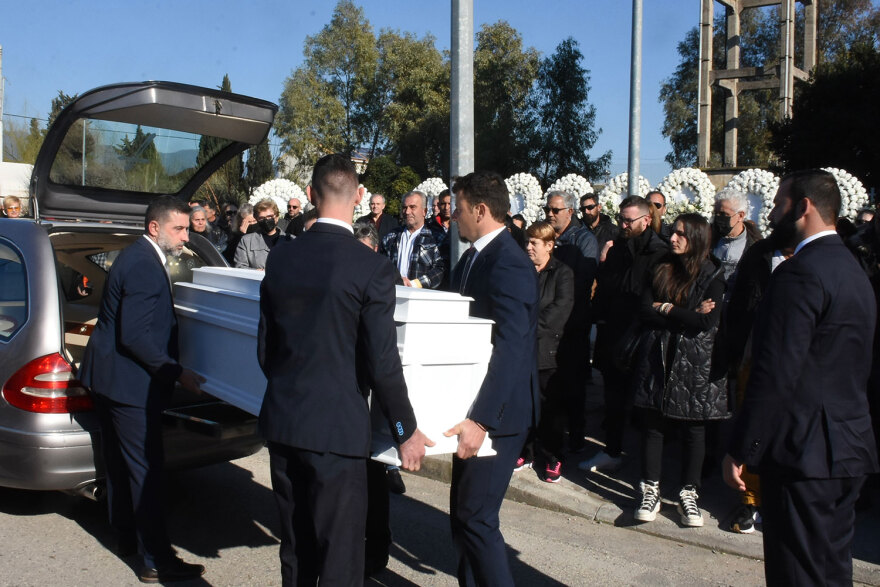 Μεσολόγγι: Σε κλίμα οδύνης η κηδεία του Μπάμπη - «Αχ παιδάκι μου», ο σπαραγμός της μητέρας