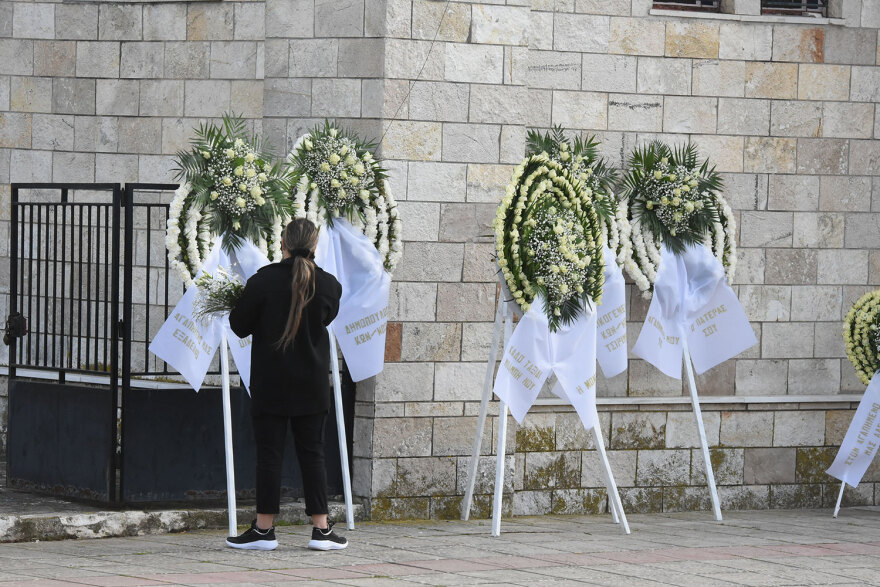 Μεσολόγγι: Σε κλίμα οδύνης η κηδεία του Μπάμπη - «Αχ παιδάκι μου», ο σπαραγμός της μητέρας