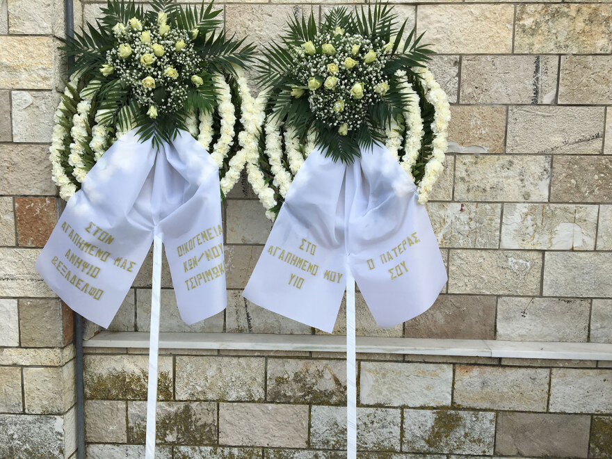 Μεσολόγγι: Σε κλίμα οδύνης η κηδεία του Μπάμπη - «Αχ παιδάκι μου», ο σπαραγμός της μητέρας