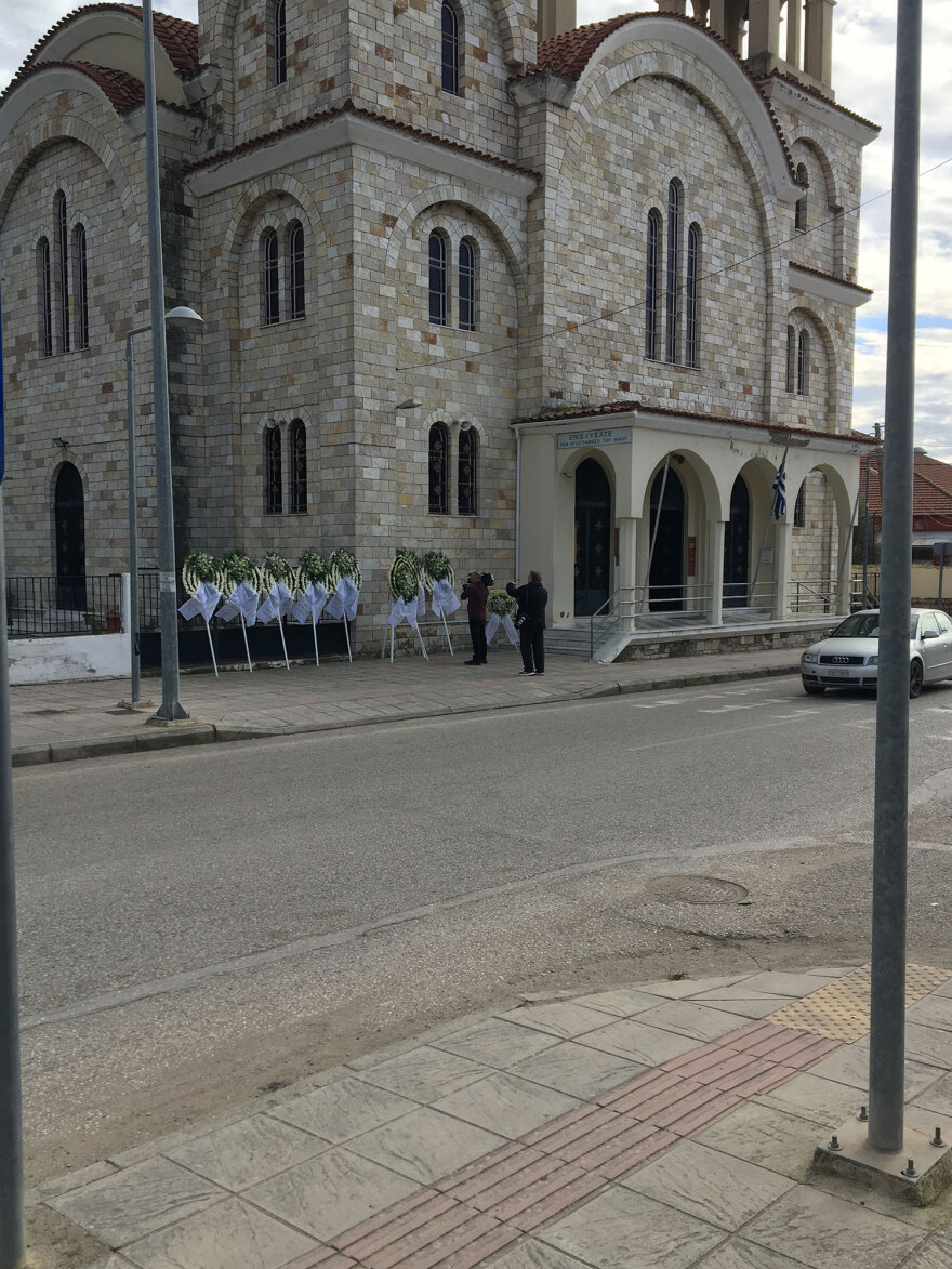 Μεσολόγγι: Σε κλίμα οδύνης η κηδεία του Μπάμπη - «Αχ παιδάκι μου», ο σπαραγμός της μητέρας