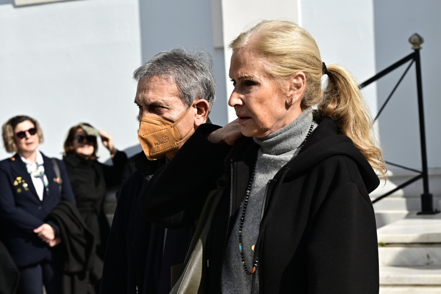 Αιμιλία Γερουλάνου: Συγκίνηση στην κηδεία της - Ανδρουλάκης, Νταλάρας, Παύλος, Άννα Μαρία και ποιοι άλλοι πήγαν