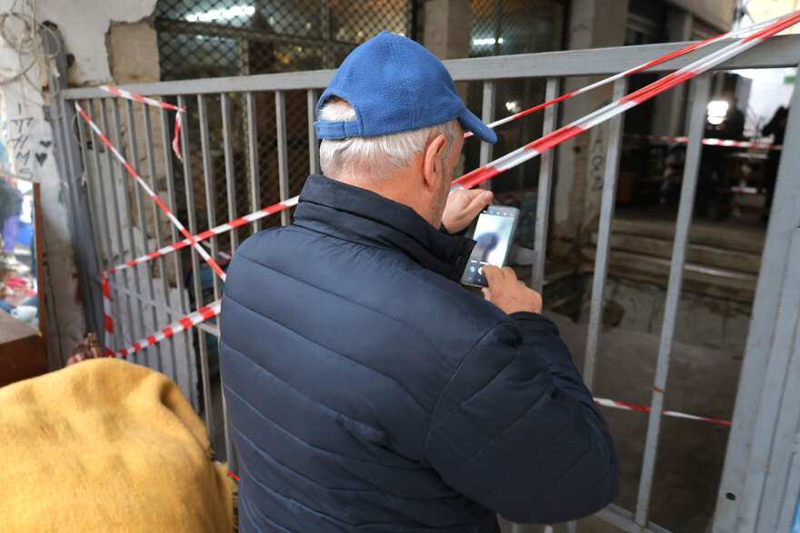 Θεσσαλονίκη: Δείτε βίντεο με την τρύπα που άνοιξε σε στοά και κατάπιε δύο 19χρονα παιδιά - Γλίτωσαν από θαύμα