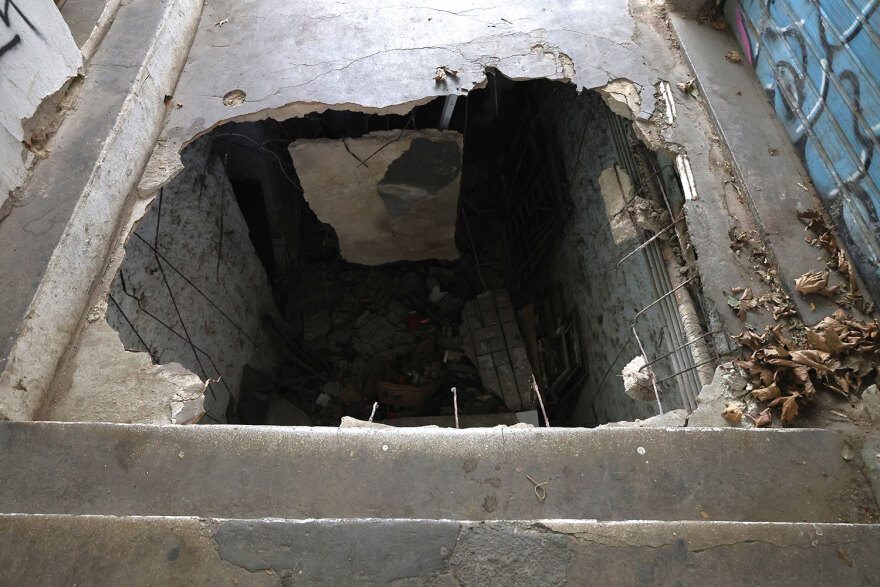 Θεσσαλονίκη: Δείτε βίντεο με την τρύπα που άνοιξε σε στοά και κατάπιε δύο 19χρονα παιδιά - Γλίτωσαν από θαύμα