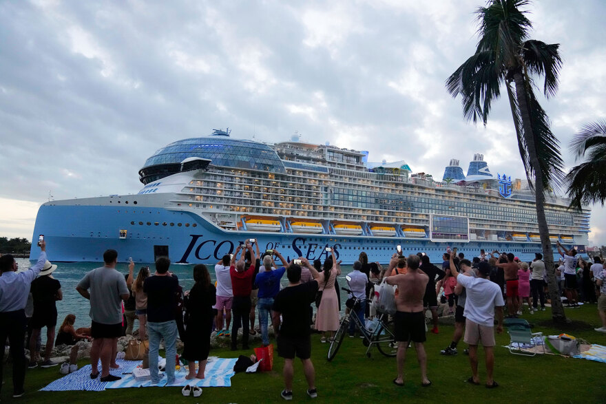 Icon of the Seas: Το μεγαλύτερο κρουαζιερόπλοιο στον πλανήτη σάλπαρε παρά τις αντιδράσεις (φωτογραφίες και βίντεο)