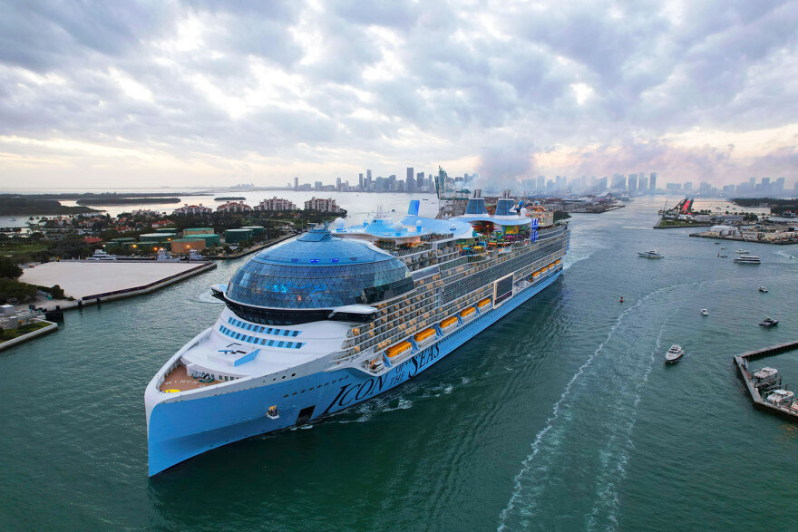 Icon of the Seas: Το μεγαλύτερο κρουαζιερόπλοιο στον πλανήτη σάλπαρε παρά τις αντιδράσεις (φωτογραφίες και βίντεο)