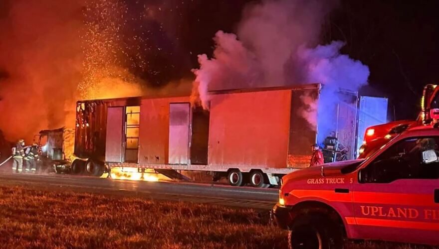 Ιντιάνα: Καμήλες και ζέβρες ξεχύθηκαν σε αυτοκινητόδρομο αφού έπιασε φωτιά το φορτηγό που τις μετέφερε