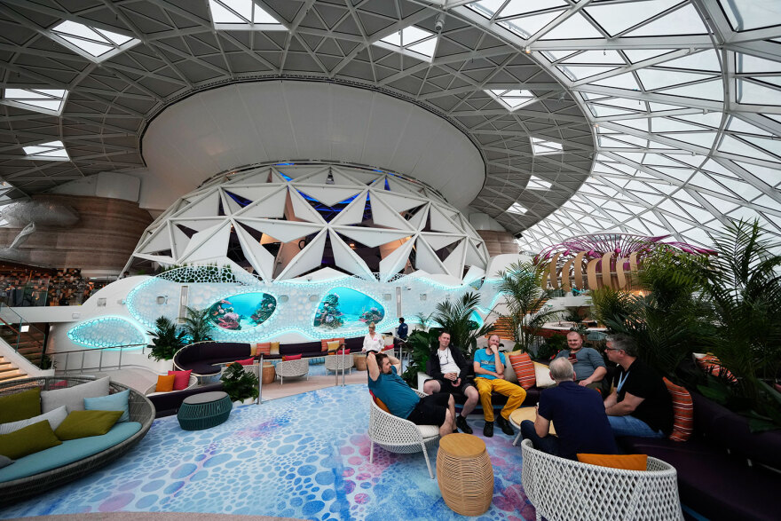 Icon of the Seas: Το μεγαλύτερο κρουαζιερόπλοιο στον πλανήτη σάλπαρε παρά τις αντιδράσεις (φωτογραφίες και βίντεο)