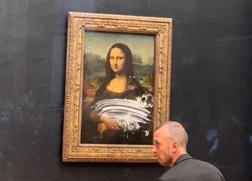 Γαλλία - Συναγερμός στο Μουσείο του Λούβρου - Ακτιβίστριες πέταξαν ντοματόσουπα στη Μόνα Λίζα
