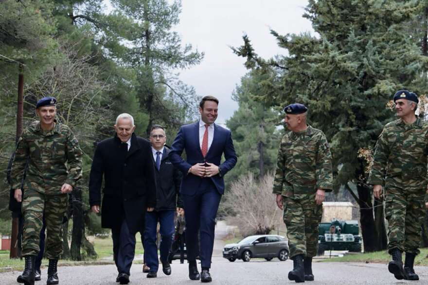 Το Κέντρο Εκπαίδευσης Πυροβολικού στη Θήβα επισκέφθηκε ο Κασσελάκης - Δείτε βίντεο και φωτογραφίες