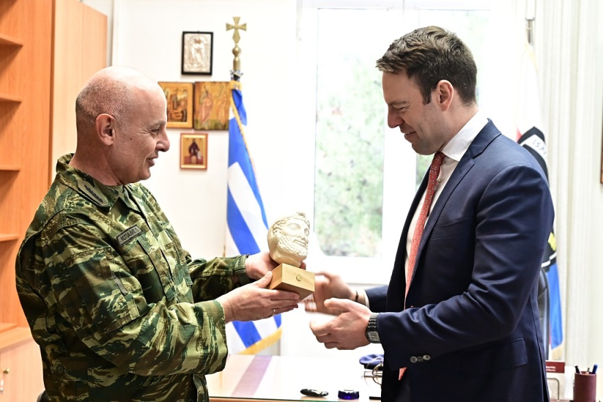 Το Κέντρο Εκπαίδευσης Πυροβολικού στη Θήβα επισκέφθηκε ο Κασσελάκης - Δείτε βίντεο και φωτογραφίες