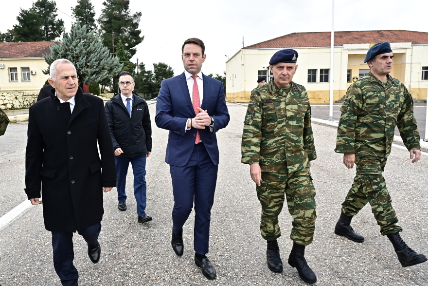 Το Κέντρο Εκπαίδευσης Πυροβολικού στη Θήβα επισκέφθηκε ο Κασσελάκης - Δείτε βίντεο και φωτογραφίες