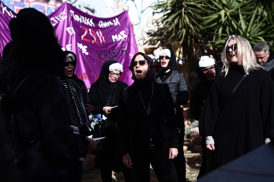 Μεταξουργείο: Κάτοικοι έκαναν την… κηδεία της περιοχής ενάντια στην τουριστικοποίηση - Δείτε βίντεο